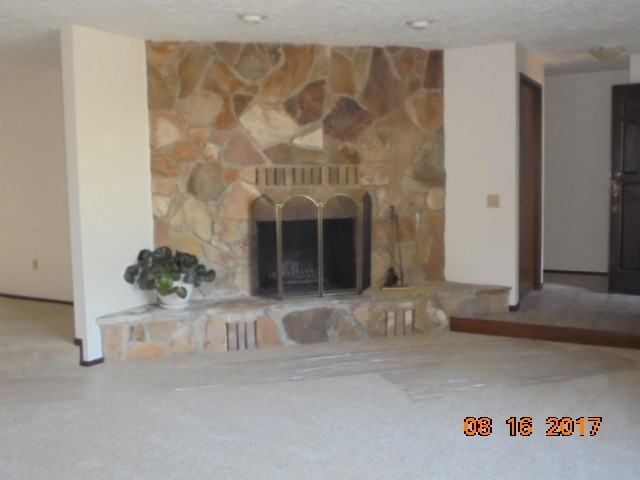 911 Nw Oakwood Cir - Photo 2 of 11