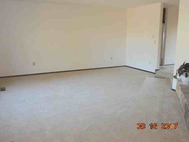 911 Nw Oakwood Cir - Photo 3 of 11
