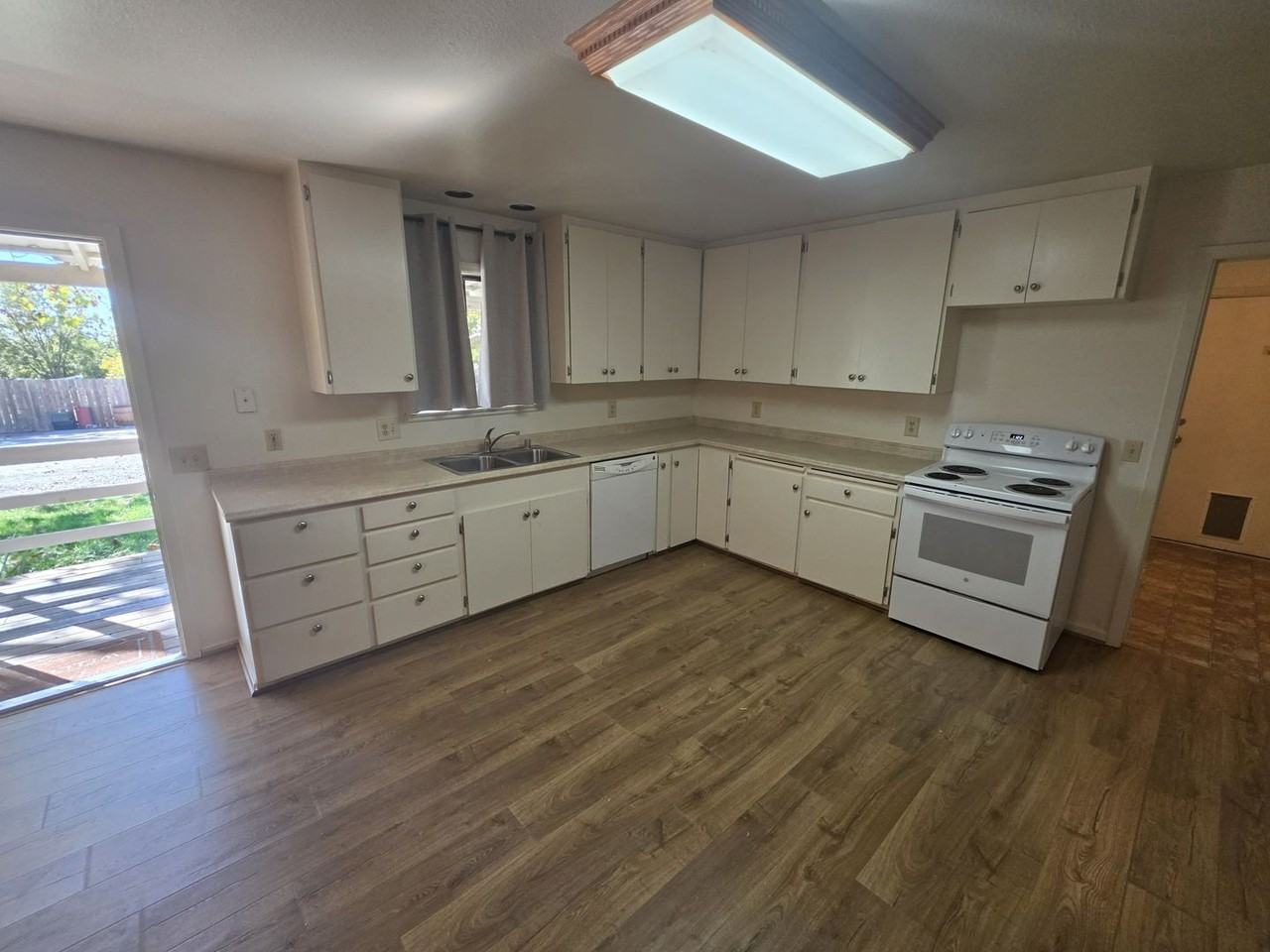 23367 South Ave - Photo 6 of 22