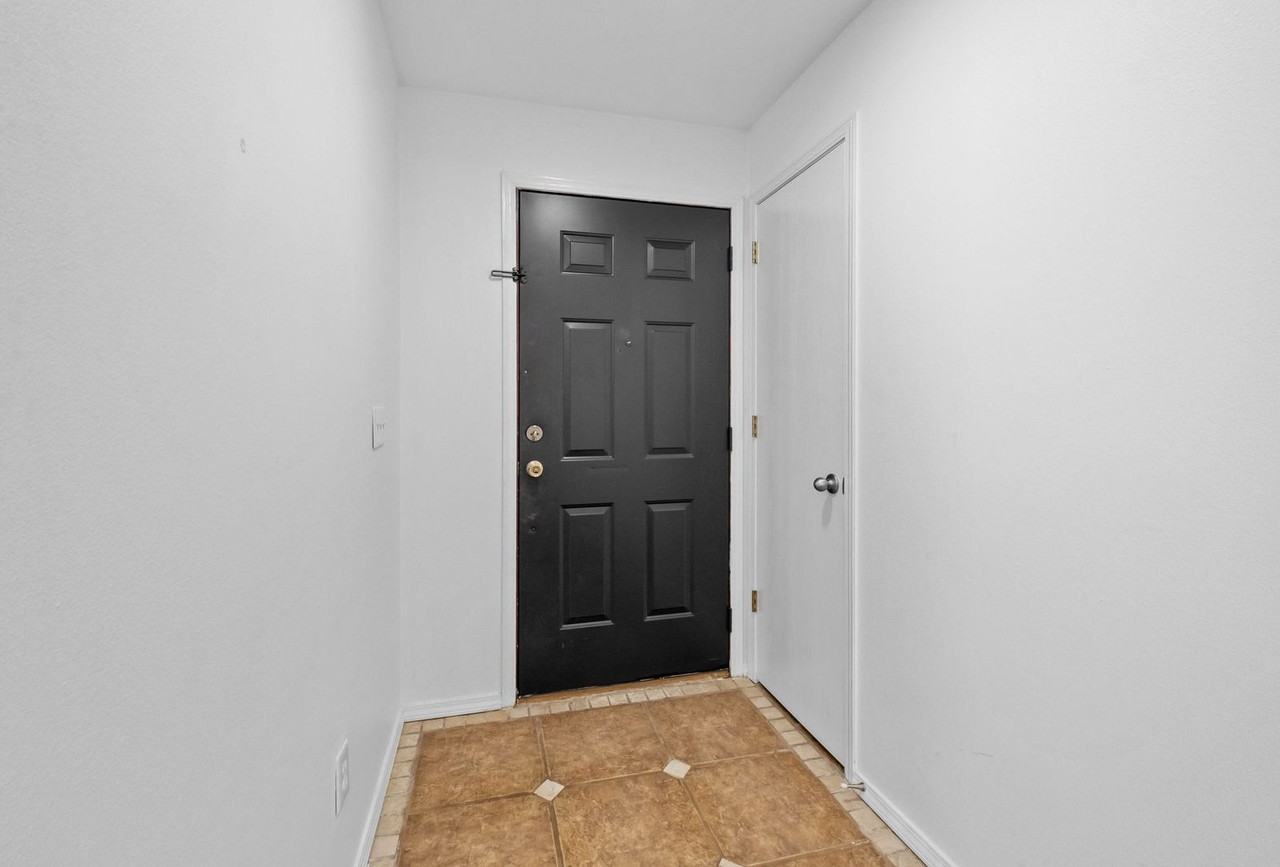 1206 Crescent St - Photo 5 of 28