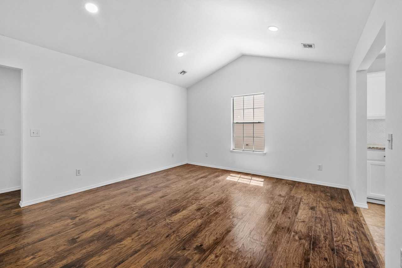 1206 Crescent St - Photo 6 of 28