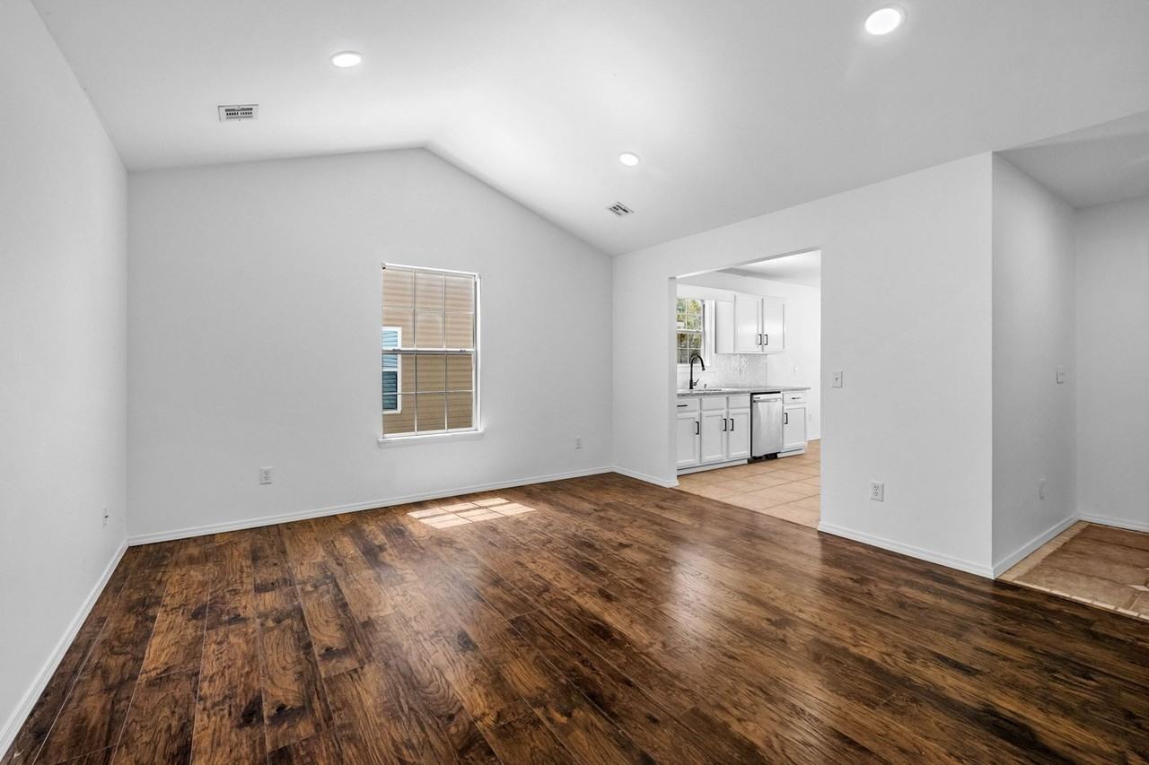 1206 Crescent St - Photo 7 of 28