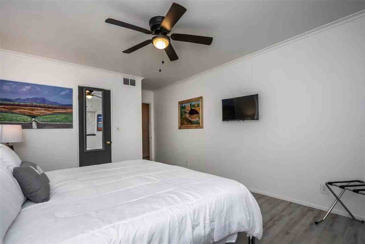1232 Nw 39th St - Photo 3 of 25