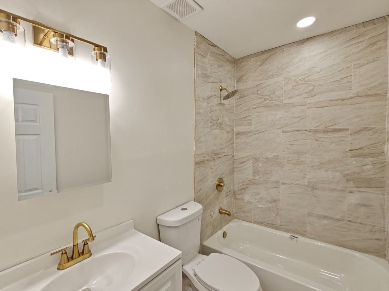 1129 W Westmoreland St - Photo 3 of 12