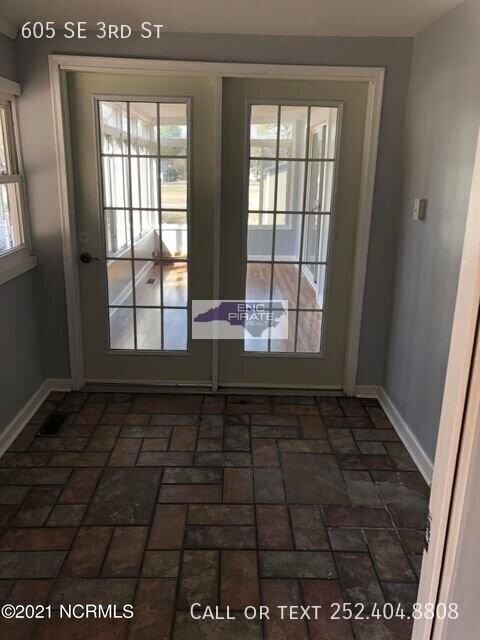 605 Se Third St - Photo 5 of 20