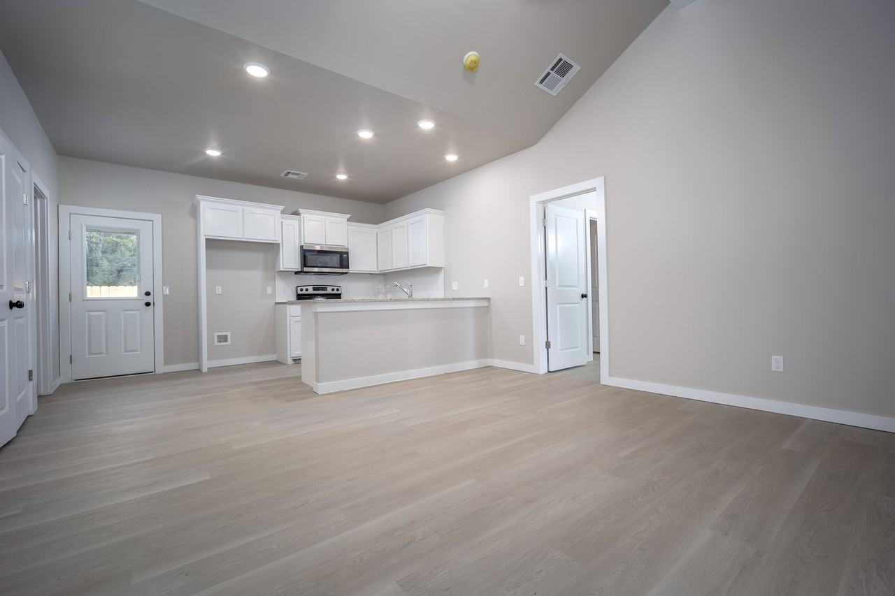 614 W Rogers St - Photo 2 of 27