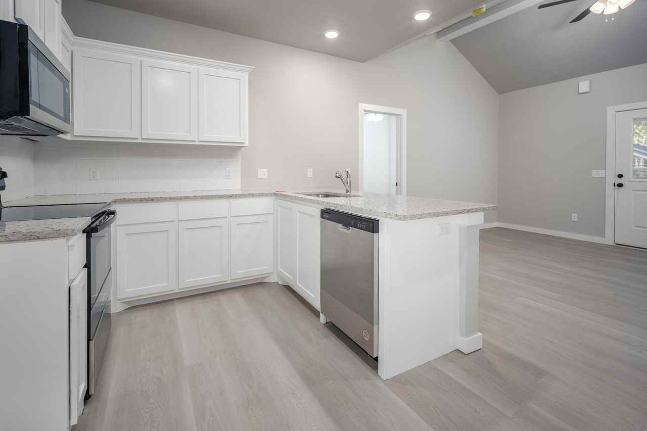 614 W Rogers St - Photo 3 of 27