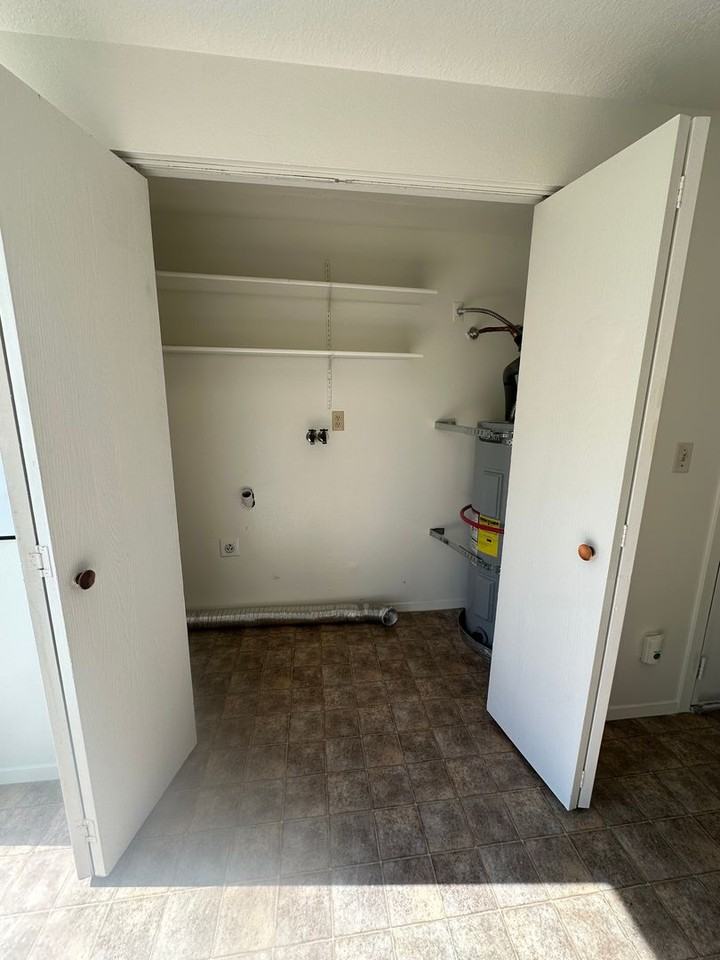 1020 N 1300 W - Photo 3 of 17