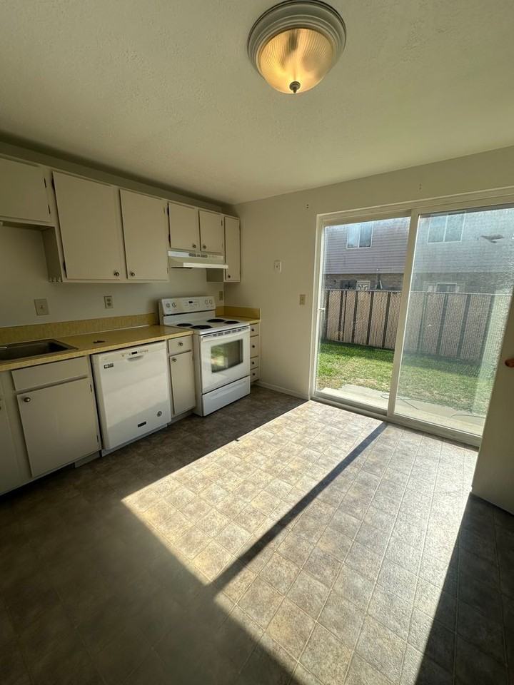 1020 N 1300 W - Photo 4 of 17