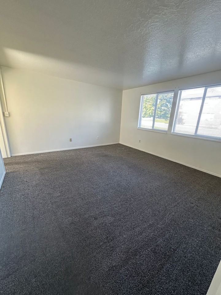 1020 N 1300 W - Photo 7 of 17