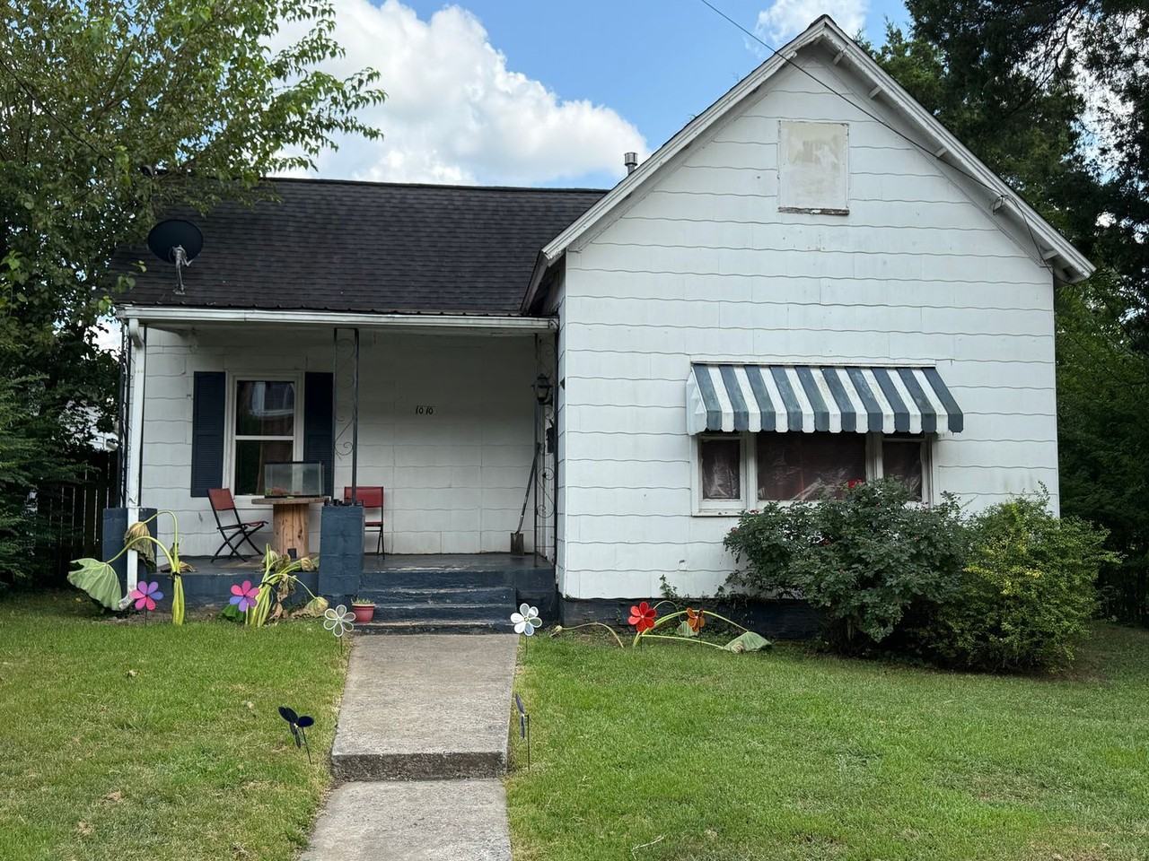 1010 Bronson St - Photo 2 of 12