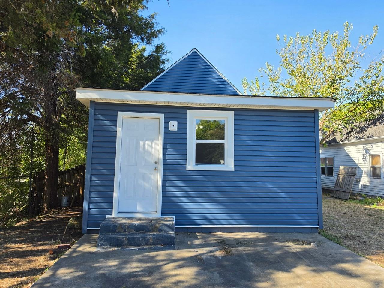1010 Bronson St - Photo 4 of 12