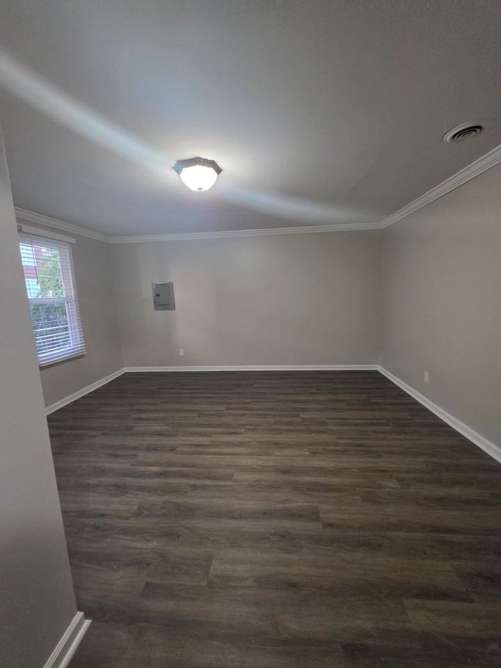 1010 Bronson St - Photo 7 of 12