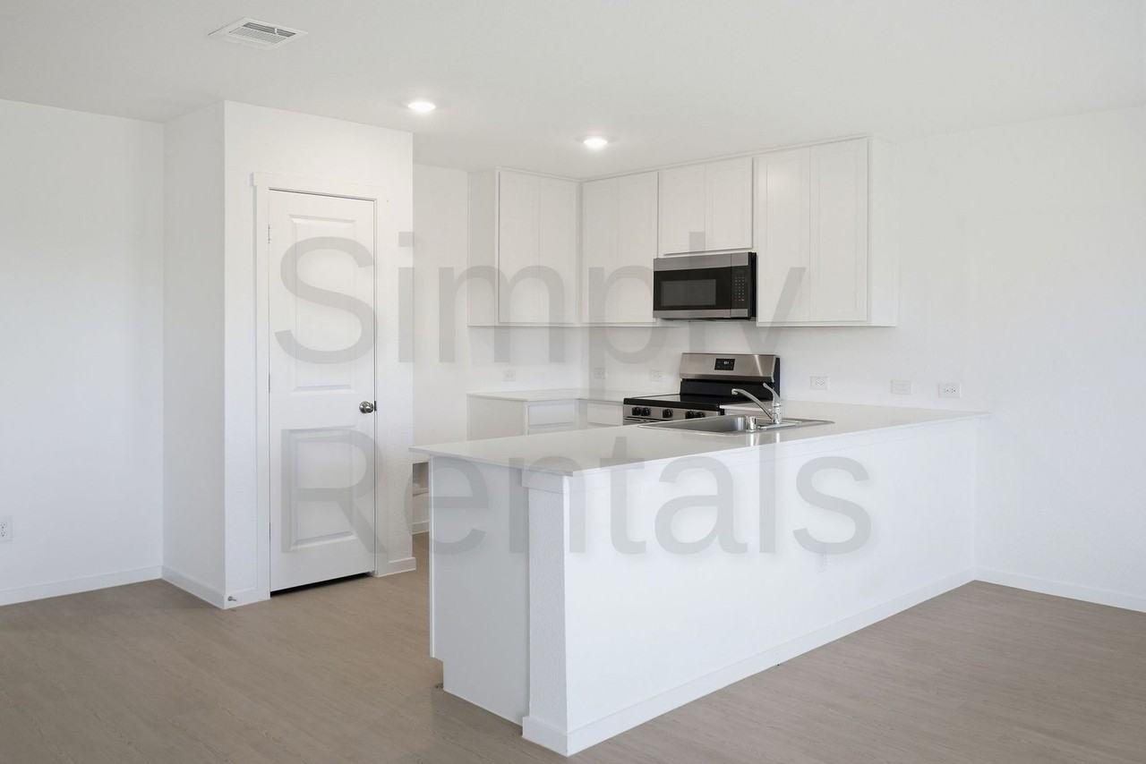 1410 Gratiot Dr - Photo 3 of 38