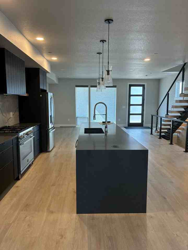 627 Sw Lobelia St - Photo 3 of 7