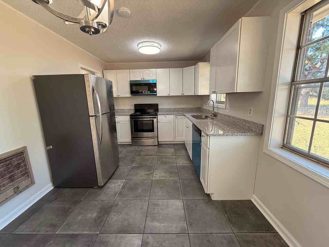 560 Lark St - Photo 4 of 10