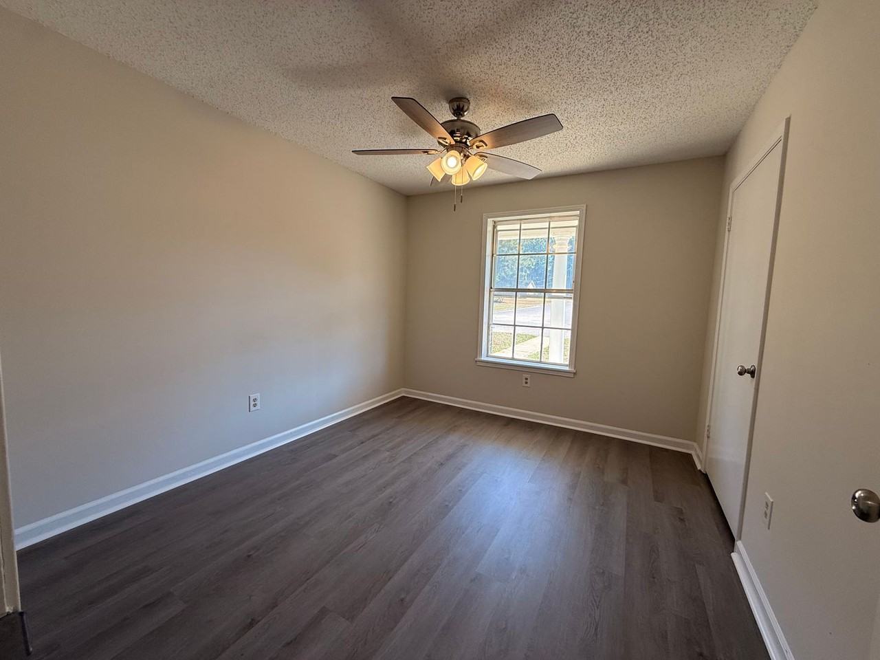 560 Lark St - Photo 5 of 10