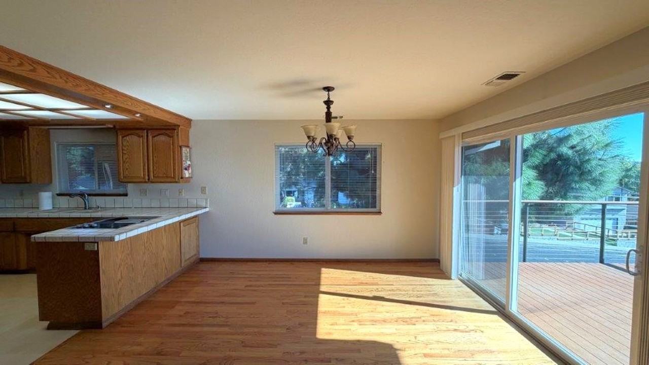 3738 Sanford St - Photo 7 of 27