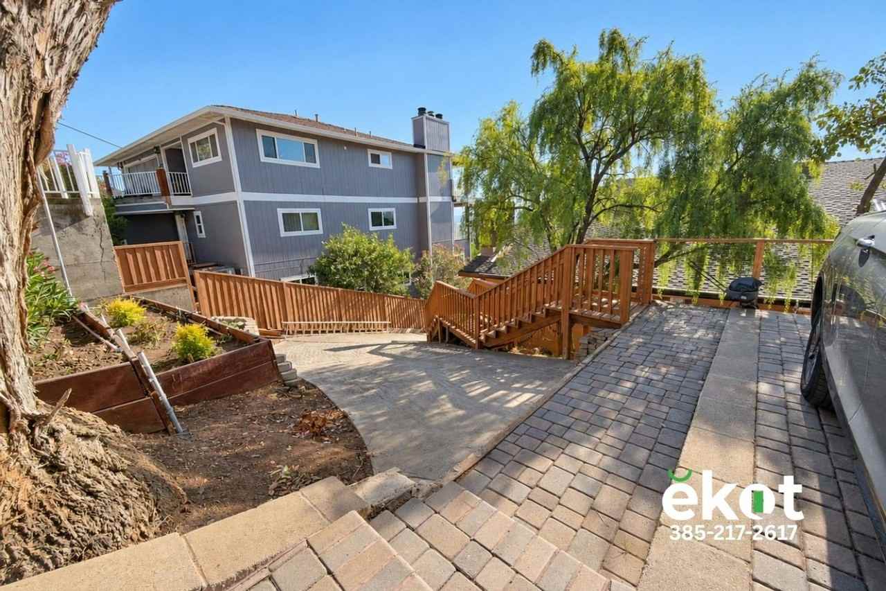 15709 Highland Dr - Photo 3 of 50