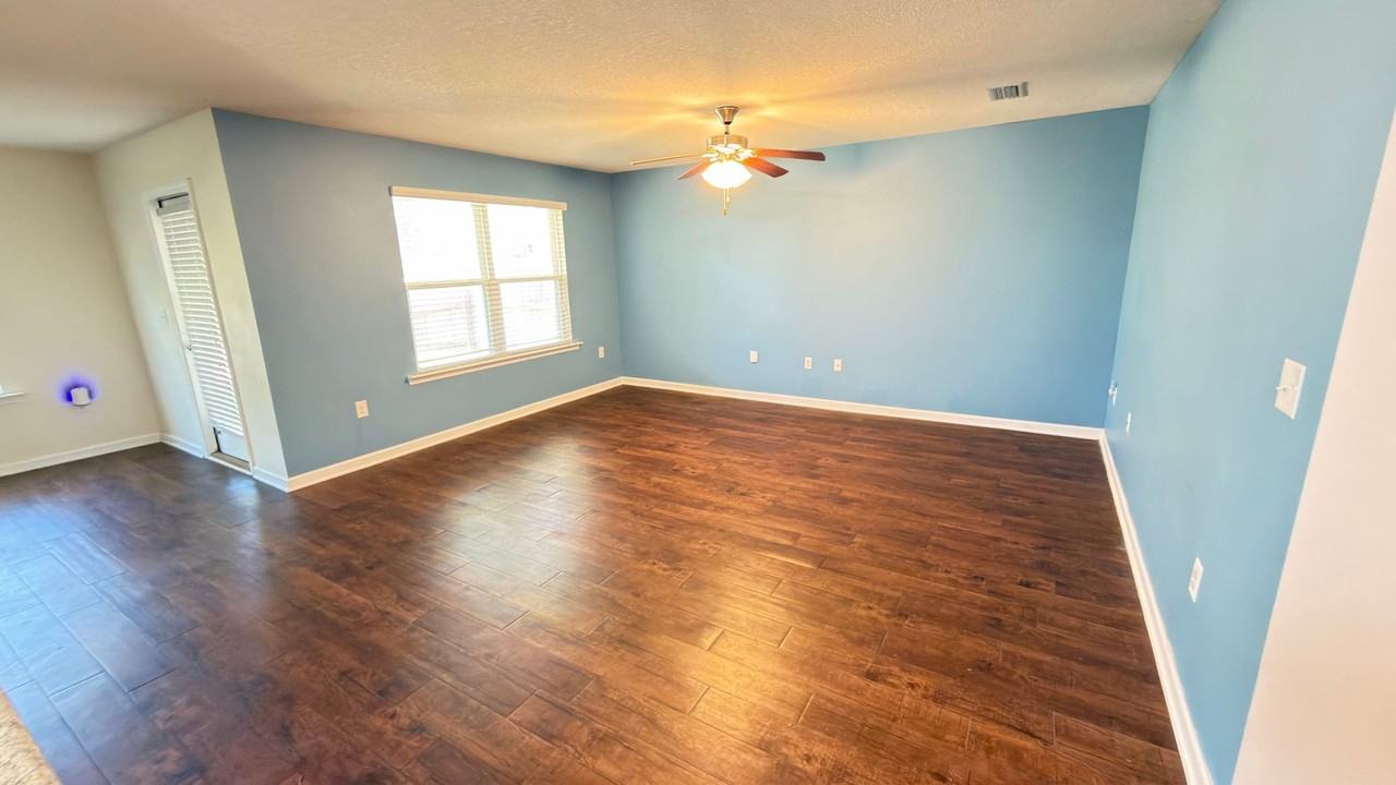 7123 Riverbrooke St - Photo 4 of 28