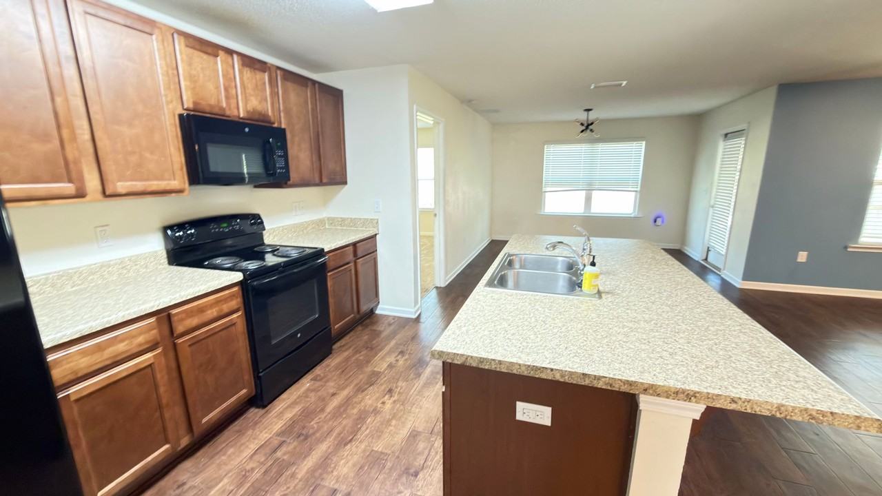 7123 Riverbrooke St - Photo 5 of 28