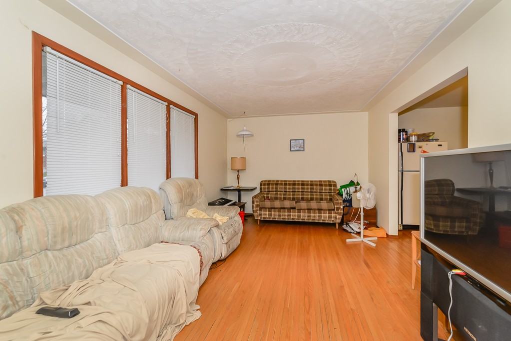 548 Mt Anne Dr - Photo 3 of 5