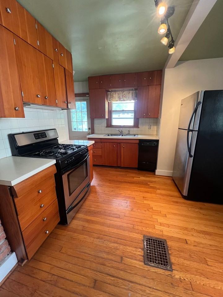 5422 Charlotte St - Photo 4 of 9