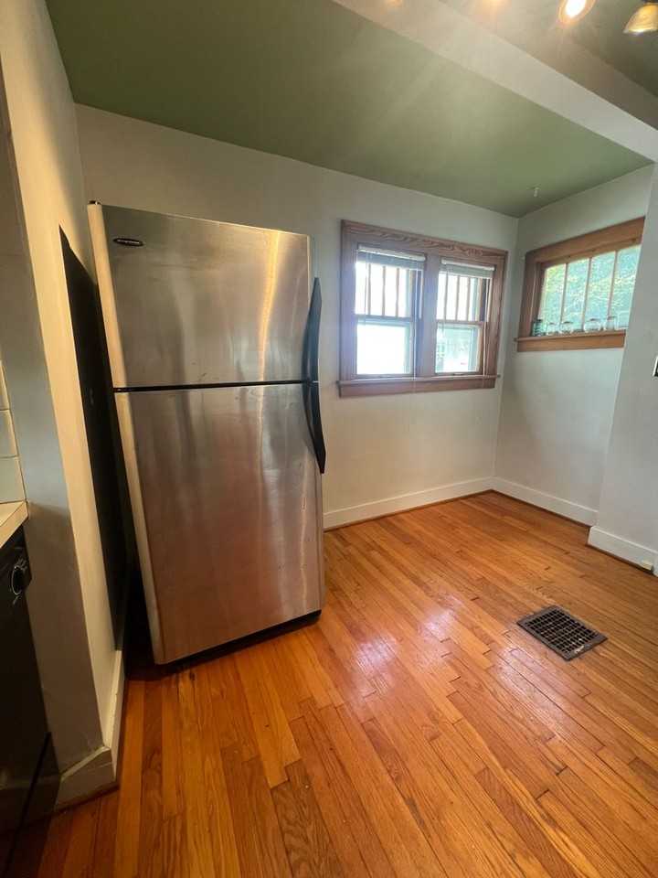 5422 Charlotte St - Photo 5 of 9