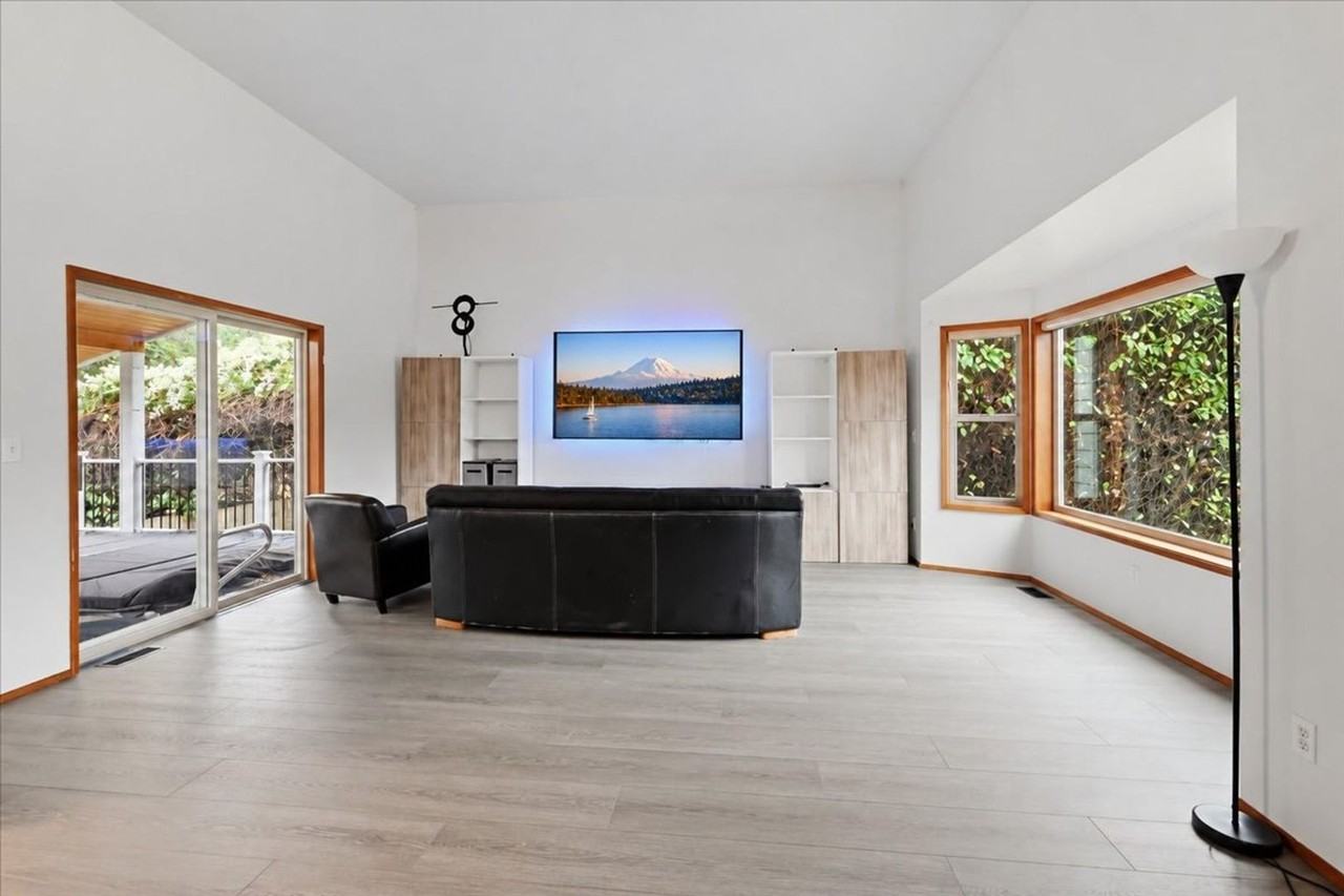11048 Lotus Pl S - Photo 2 of 22