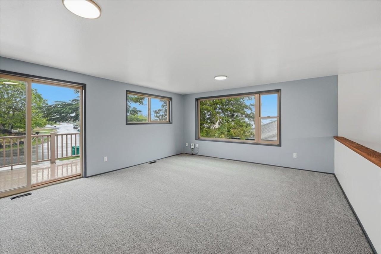 11048 Lotus Pl S - Photo 4 of 22