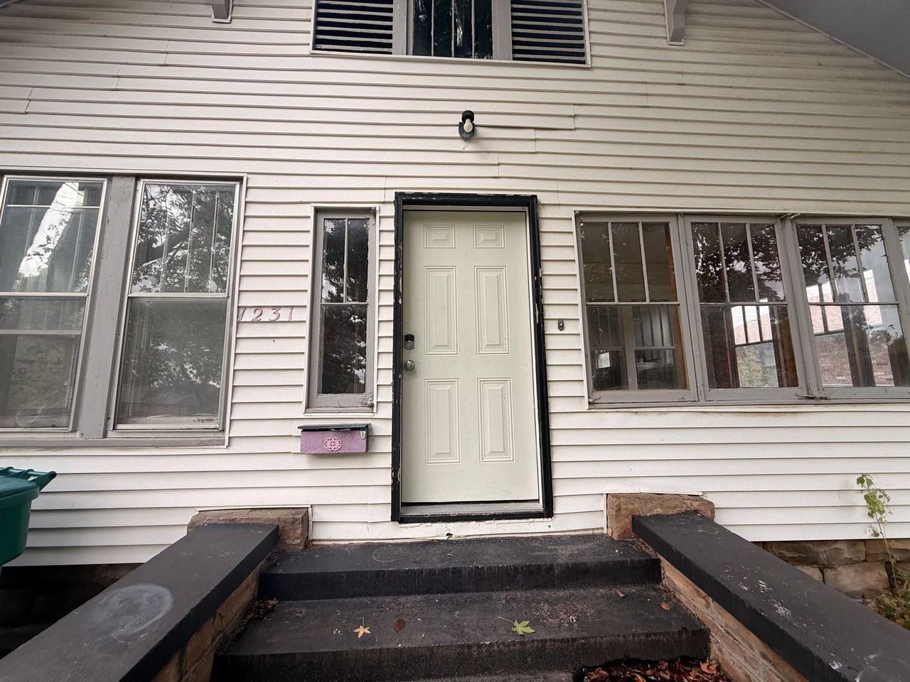 1231 E Jackson Ave N - Photo 2 of 23