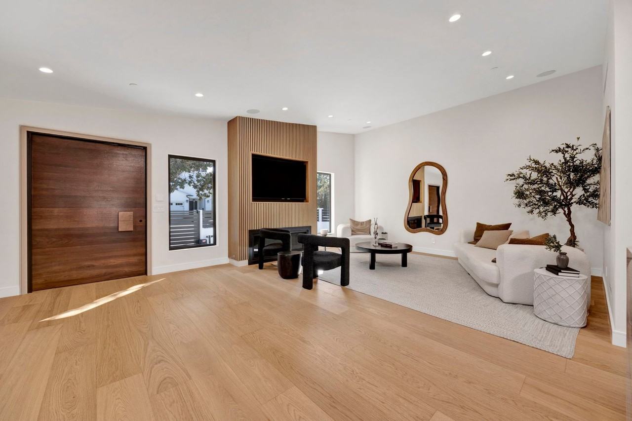 14627 Huston St - Photo 6 of 37