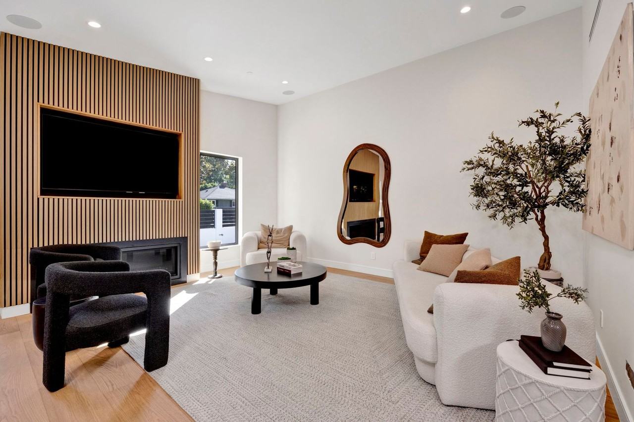 14627 Huston St - Photo 7 of 37