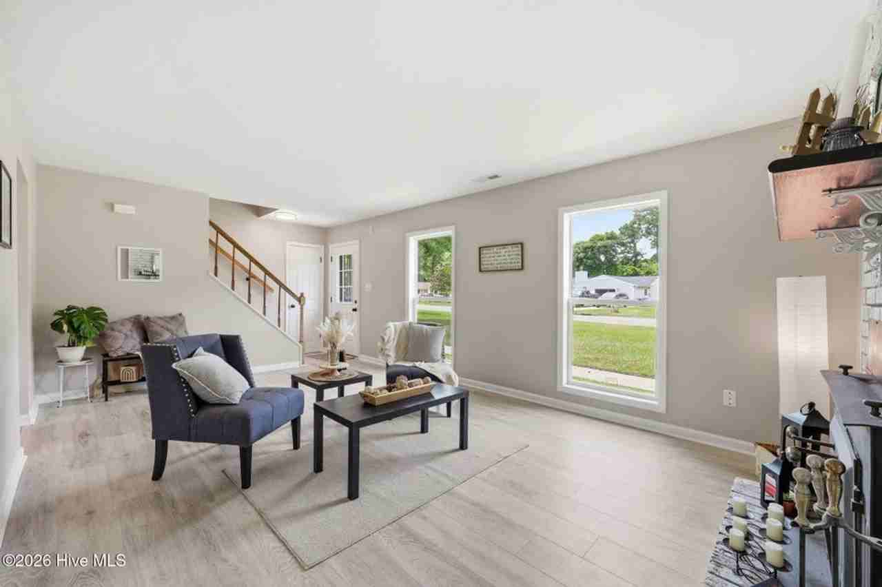 105 Woodside Ct - Photo 3 of 25