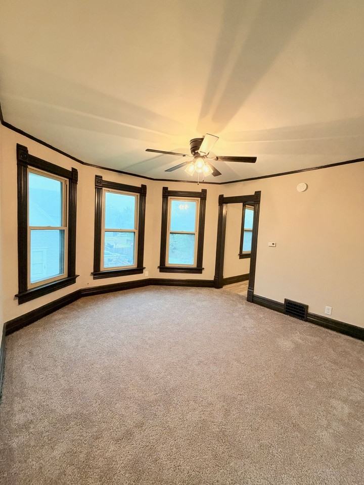 1315 W Court - Photo 2 of 13