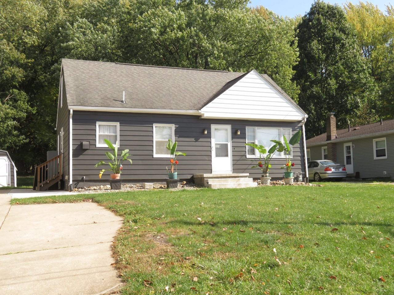 1621 Hyde Park Ave - Photo 2 of 11