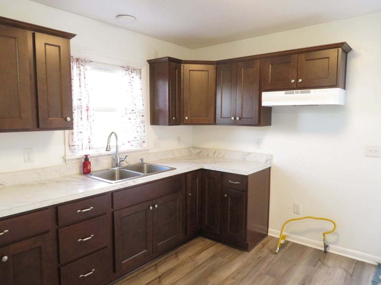 1621 Hyde Park Ave - Photo 3 of 11