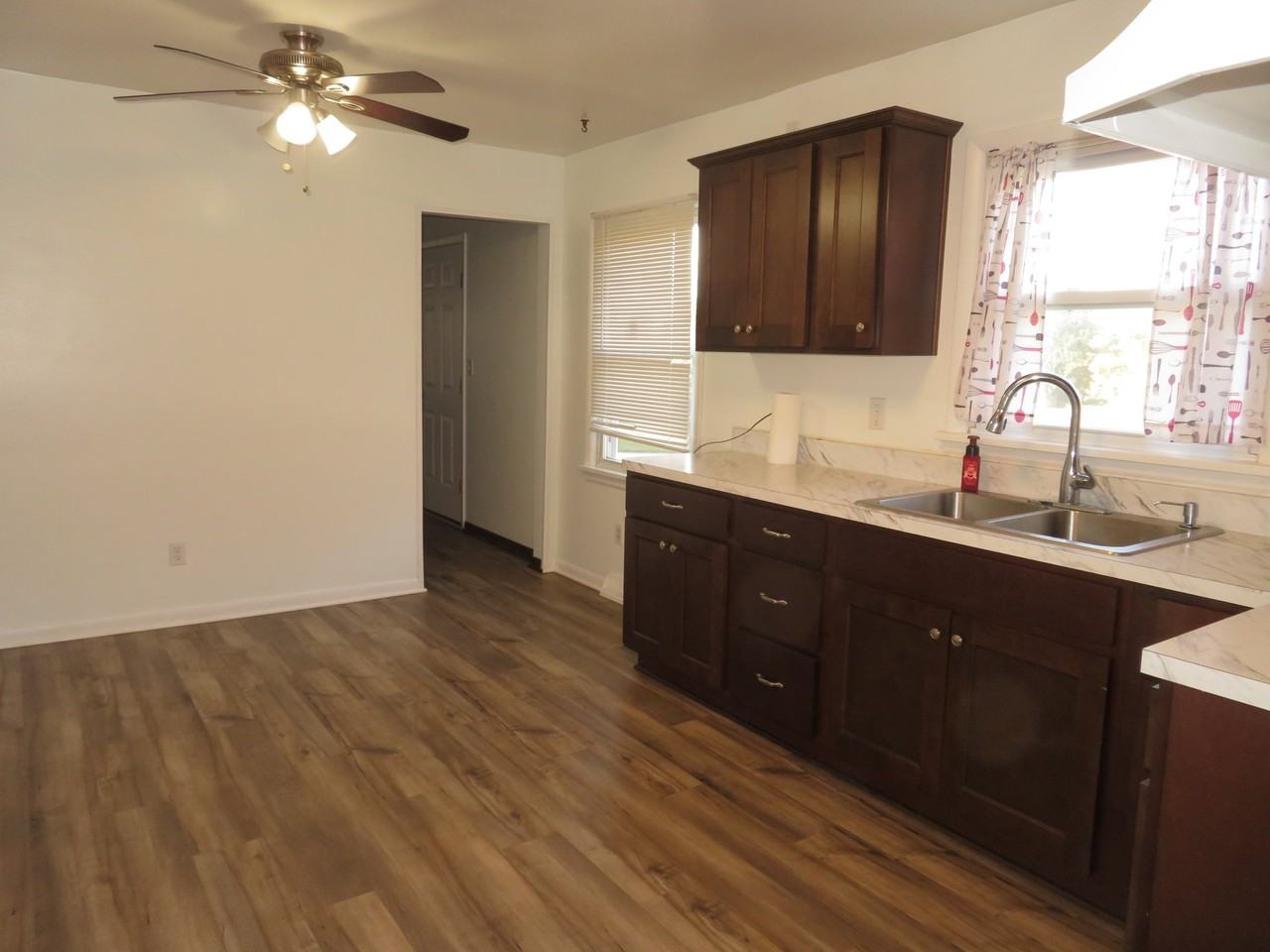 1621 Hyde Park Ave - Photo 4 of 11