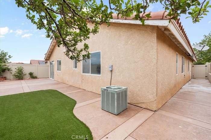 17573 Hudson Dr - Photo 2 of 19