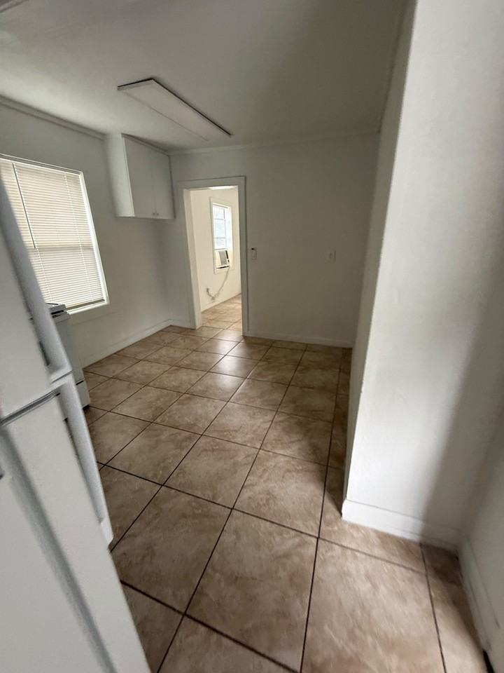 909 E Lotus Ave #E - Photo 4 of 11