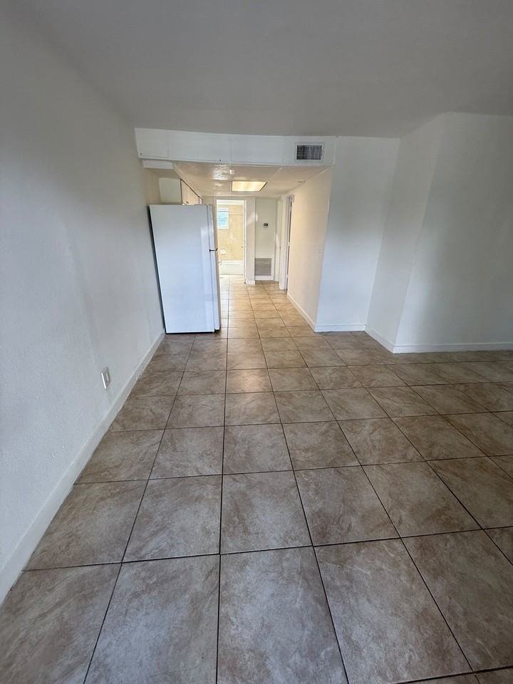 909 E Lotus Ave #E - Photo 5 of 11
