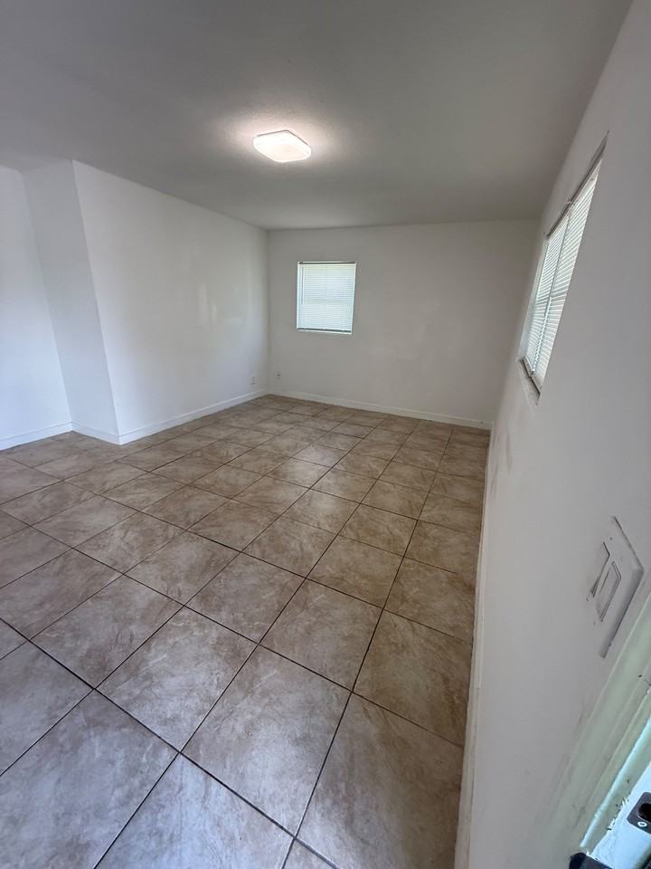 909 E Lotus Ave #E - Photo 6 of 11