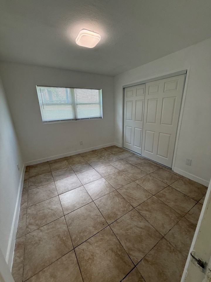 909 E Lotus Ave #E - Photo 7 of 11
