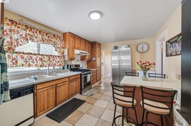 663 25th St - Photo 4 of 20