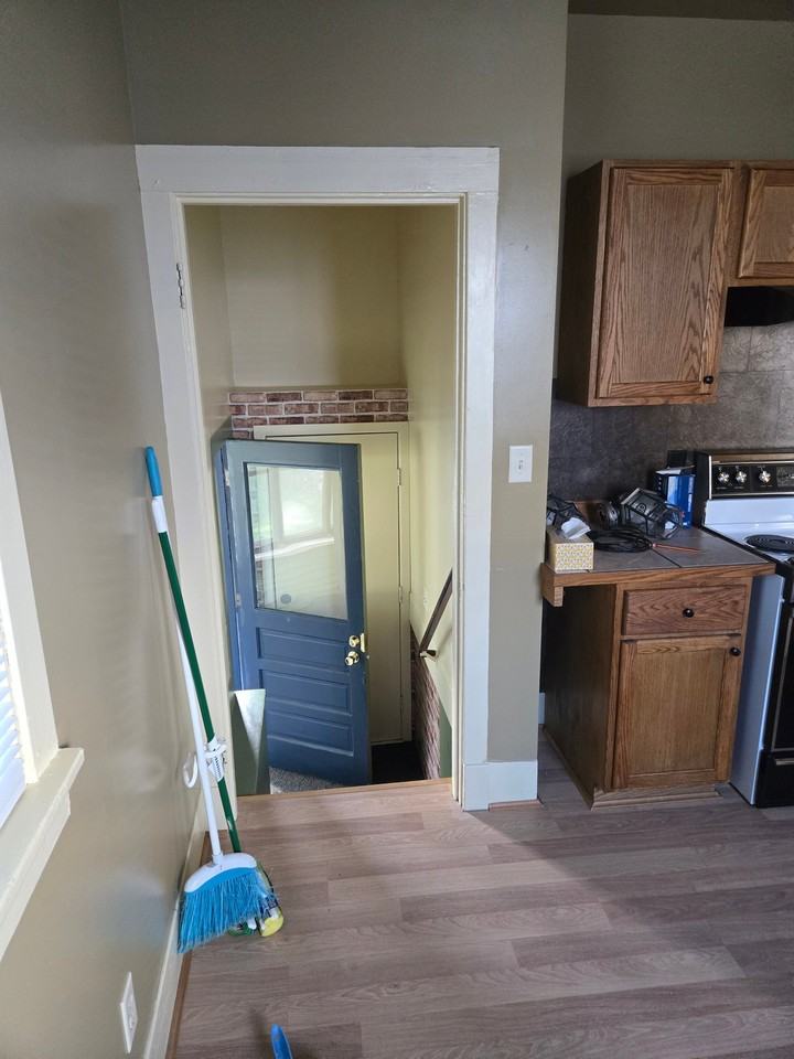1113 W Mark St - Photo 5 of 20