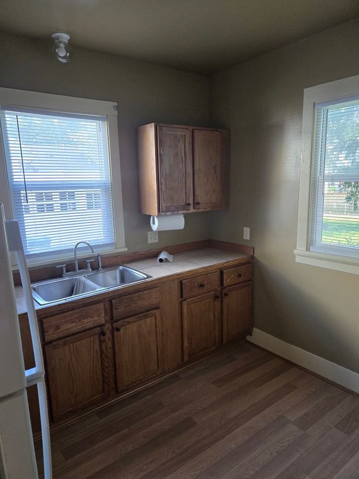 1113 W Mark St - Photo 7 of 20