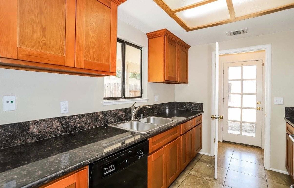 1358 Colfax Dr - Photo 3 of 6
