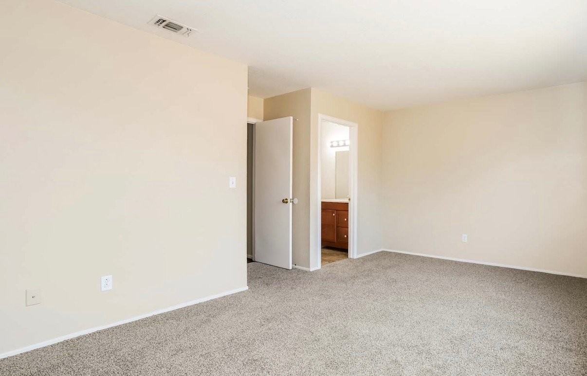 1358 Colfax Dr - Photo 4 of 6