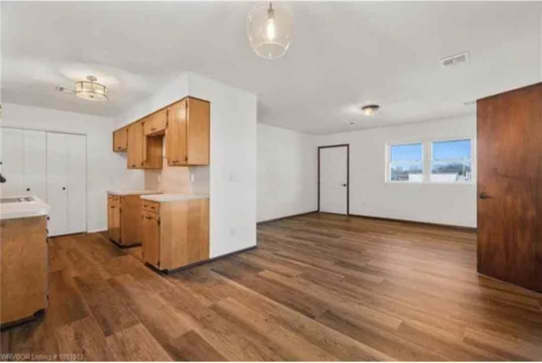 617 N Harriet St - Photo 5 of 10