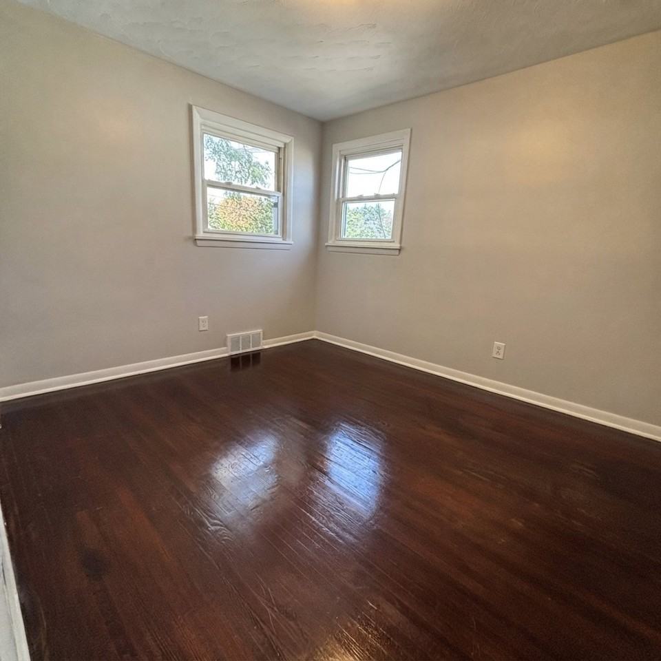 236 Clark Ave - Photo 4 of 9